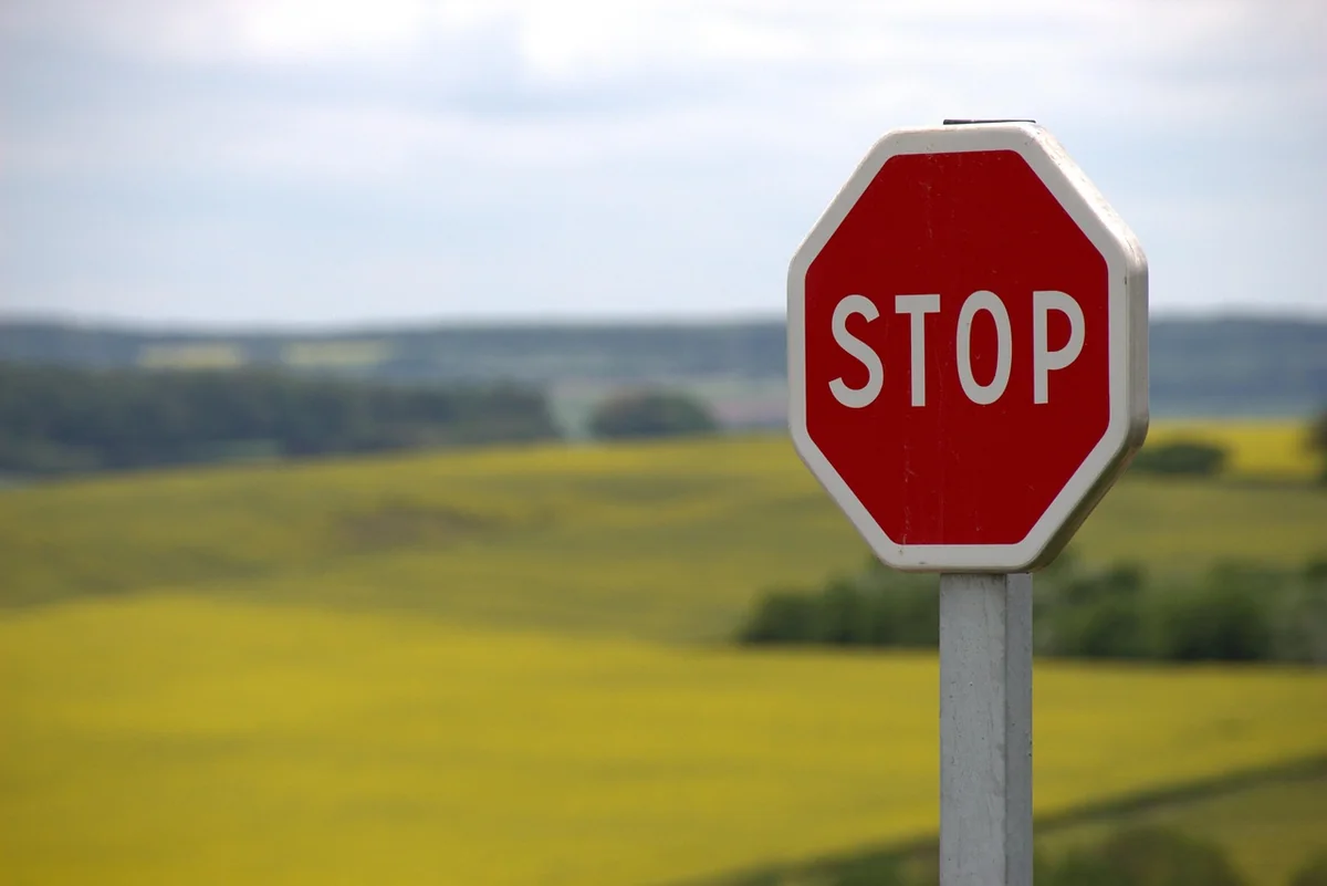 Enseigne commerciale ou panneau de signalisation routière : arrêtons de tout mélanger